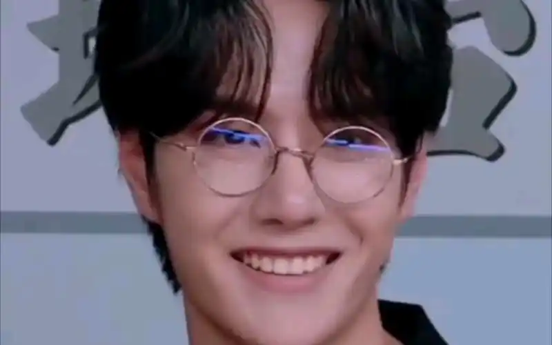 【王一博】一博戴眼镜帅呆了谢谢_哔哩哔哩_bilibili