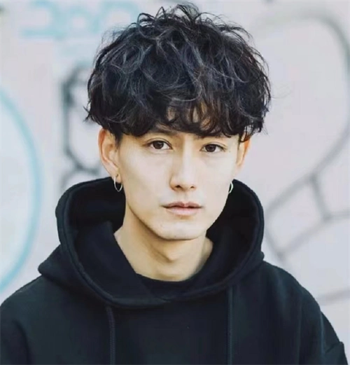 发根定位烫的效果就是让你头发立体起来,扁塌发立即站起来