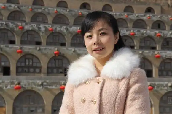 王二妮近照,逆袭时尚女神还做了大官,奢华生活直追赵薇