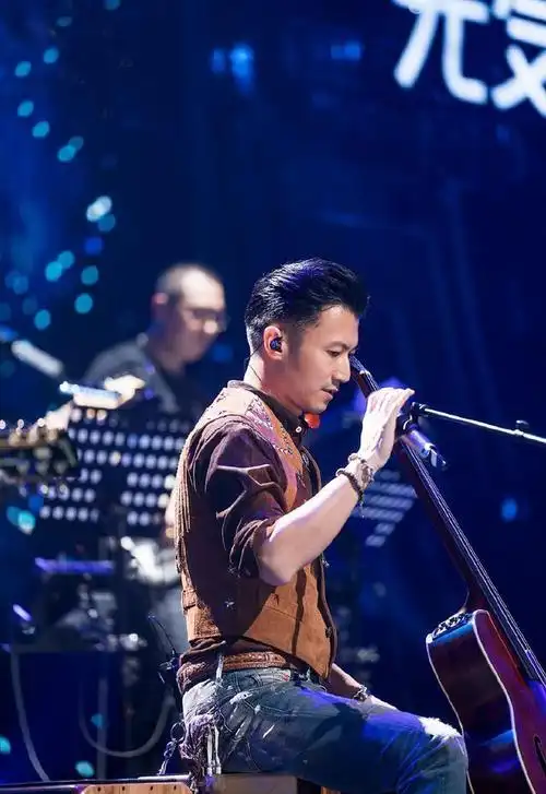 谢霆锋打造复古牛仔风,梳起大背头,造型霸气十足