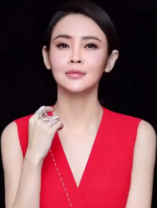 精致五官线条分明的于明加甜美笑容神采飞扬