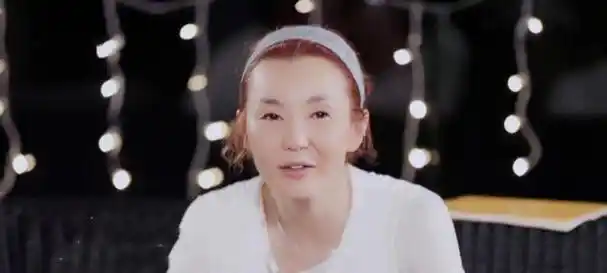 58岁张曼玉近况曝光退圈18年独居贫区不婚无子活得太潇洒