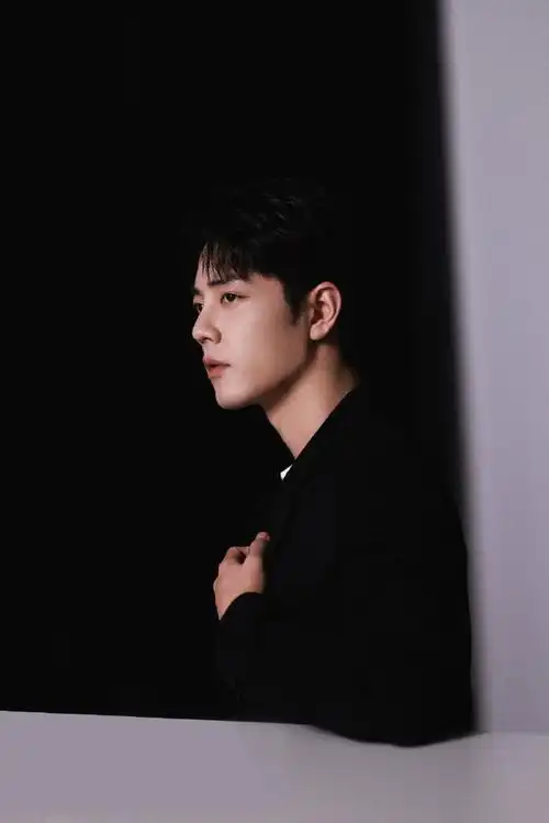 肖战短发库存#分享一组肖战的库存照,短发西装造型清爽帅气,侧颜高级