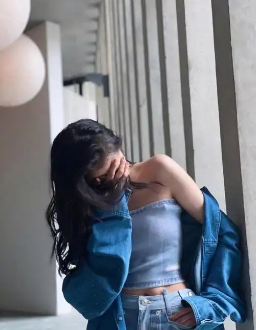 "京圈甜妞"关晓彤真的瘦了,穿牛仔抹胸展现迷人锁骨,清新靓丽