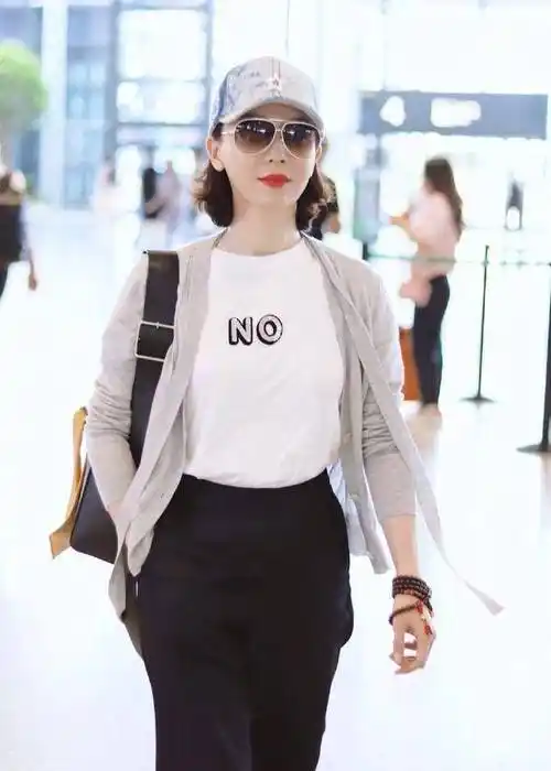 原创原创43岁的陈数气质开挂白t恤搭配阔腿裤走机场年轻20岁不止