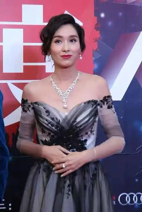 杨恭如保养得真不错穿一字肩礼裙很优雅不愧是天然女神