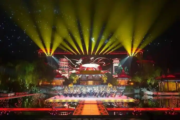 景观欣赏为主体,将不同类型的音乐作品,结合华清宫九龙湖舞台舞美技术