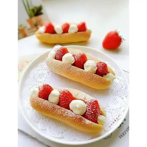 秋天的童话wang做的草莓甜心奶油面包