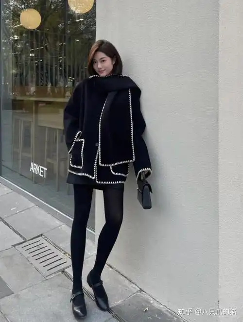 所以黑色打底袜也不是万能的,如果你身上的裙装颜色太浅,那就一定不要