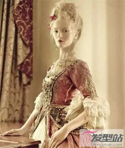 复古风宫廷盘发 优雅高贵宛如王后_发型站_最新流行发型设计发型图片