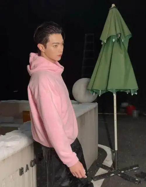 240124 许凯粉色卫衣靓丽亮相,粉丝齐声尖叫"好帅啊"|皮裤|模特|大