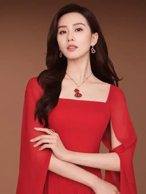 原创刘诗诗新年红造型新鲜出炉一袭红裙飘逸若仙美艳动人