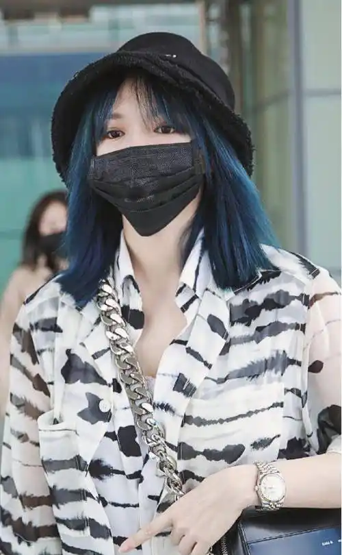 原创程潇化身漫画女孩蓝色短发很吸睛果然是酷女孩本人