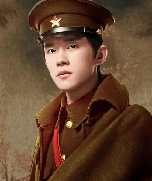 男明星的军装照王源像刚入伍的兵哥哥易烊千玺大将风范