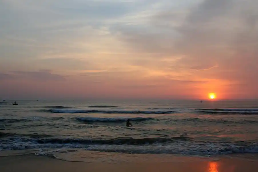 在大海里看日出