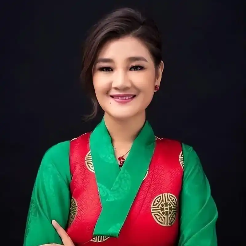 降央卓玛凭借一曲《西海情歌》的翻唱成名