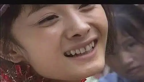 刚出道的杨幂惨不忍睹,方脸塌鼻似路人,不过眼角的细纹却一直在