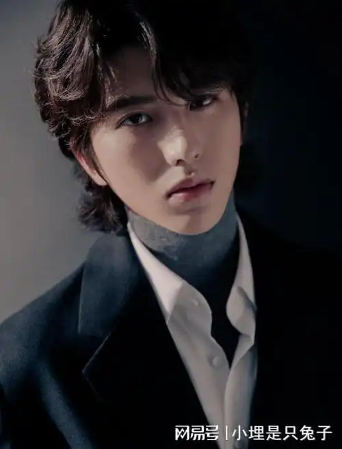 蔡徐坤新造型亮相品牌活动, 狼尾短发搭配金丝眼镜, 气质超抢镜!