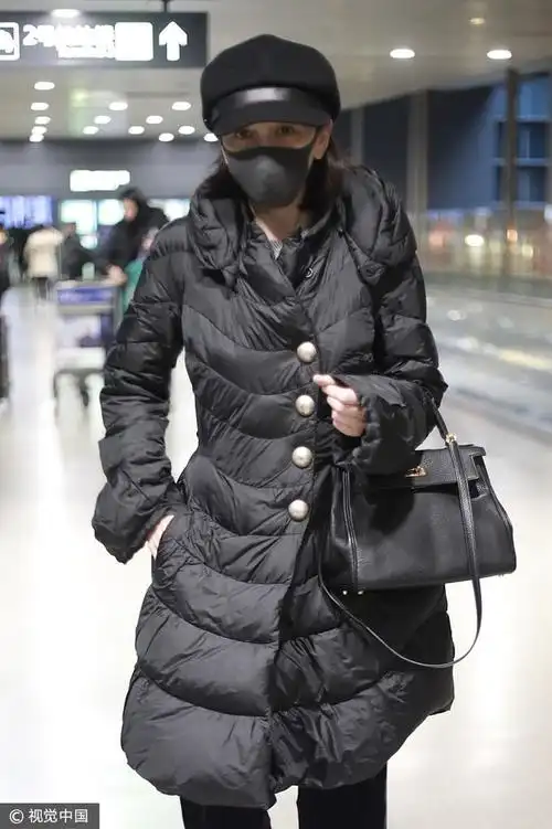 王琳 黑色羽绒大衣金丝绒阔腿裤 头戴报童帽低调简约