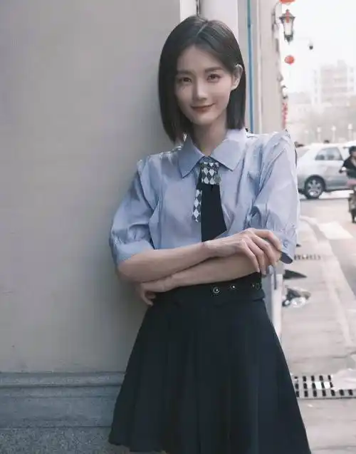 李一桐齐肩短发学院风清新造型!_百褶裙_魅力_娱乐