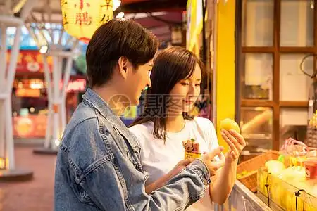 情侣小吃街吃小吃图片