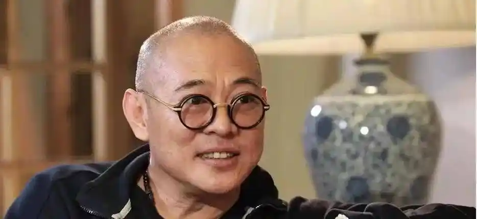 "功夫巨星"李连杰患甲亢后身体健康状况引发网友热议