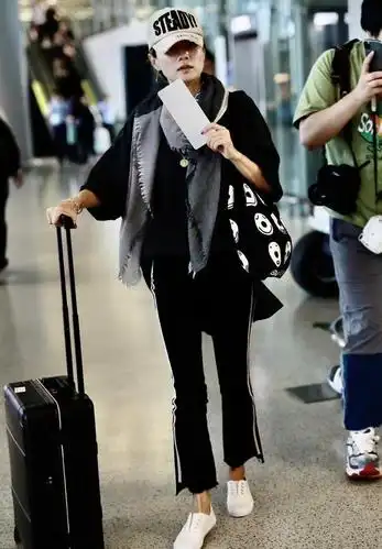 马伊琍现身机场穿紧身微喇校服裤显腿细没化妆素颜也好看