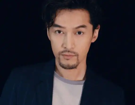 胡子花白皱纹满脸,网友指责:不要发疯_问题_认可_事情