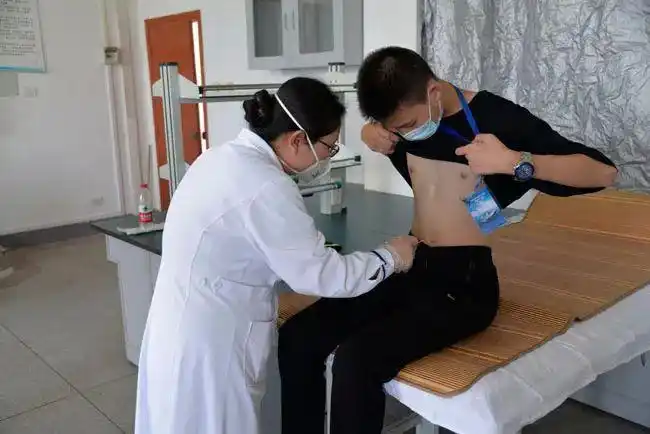 8月5日下午,通过校内初检的同学在海军招飞办领导和我校老师的带领下