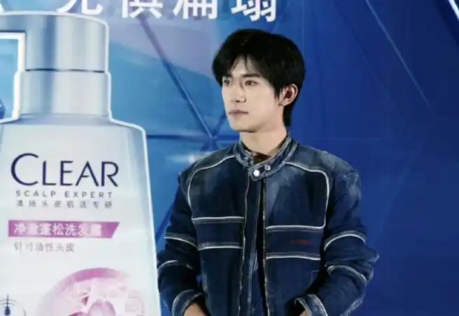 易烊千玺破洞针织内搭##清扬品牌代言人易烊千玺