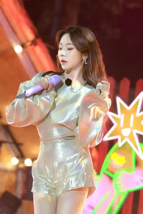 张紫宁《闪亮的日子》舞台照  时隔四年再唱《摩天轮的眼泪》