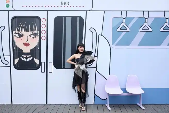 吴莫愁地铁经典海报再现##吴莫愁发糖