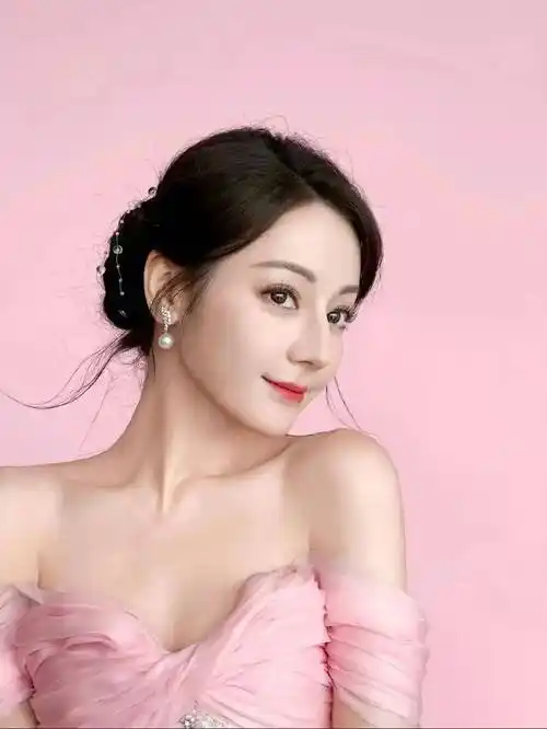 迪丽热巴始终以她的美丽和才华感染着每一个人.