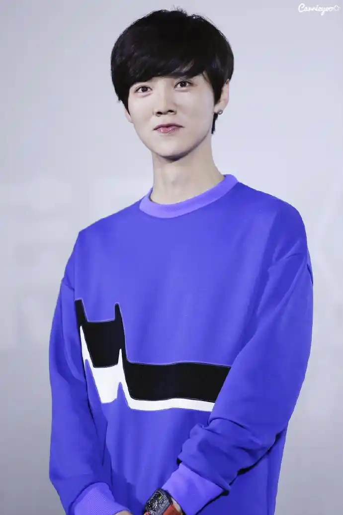 四年前的今天 黑发顺毛蓝孩纸的甜美笑容净化心灵_鹿晗