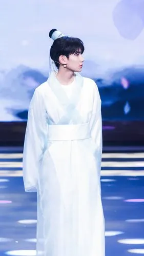 王源古装造型,眼中星光闪耀,每一个瞬间都帅气极了.