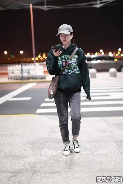 张雪迎卫衣搭牛仔青春洋溢少女感满屏,沉迷手机实名认证手机控