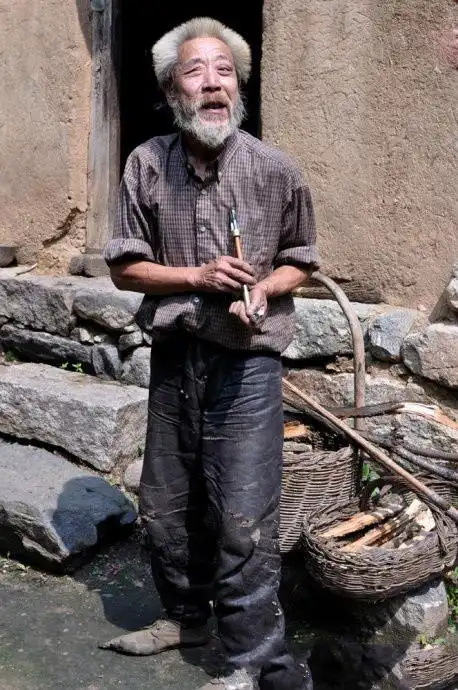 六旬光棍老汉,一个人一座山原始生活40载