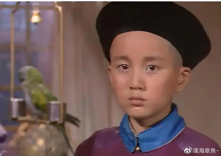 蔡远航也是一表人才,他帅气又是专业表演系,但是,他却放弃了小时候的