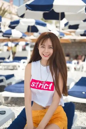 沈梦辰在微博中晒出一组在海边拍的美照