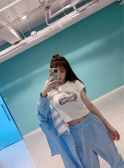 李小璐晒马甲线,沉迷练舞大汗淋漓,无滤镜自拍眼妆吸睛