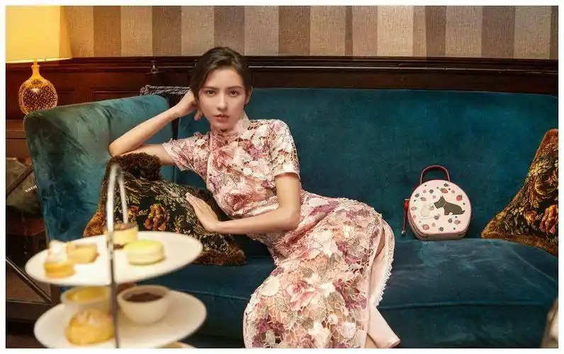 26岁张予曦又惊艳两套旗袍造型尽显名媛淑女风一展迷人魅力