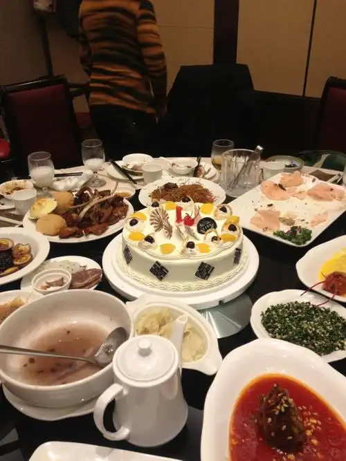 我的生日蛋糕好漂亮呀.菜就不介绍了,反正我也不能吃.