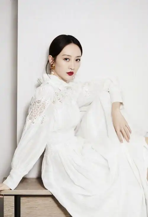 王鸥真"放得开",穿蕾丝白裙大玩纯欲风,这腿小姑娘都羡慕_连衣裙