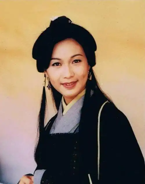 《天龙八部》,还是当属黄日华版,在这版中饰演木婉清的则是实力女星