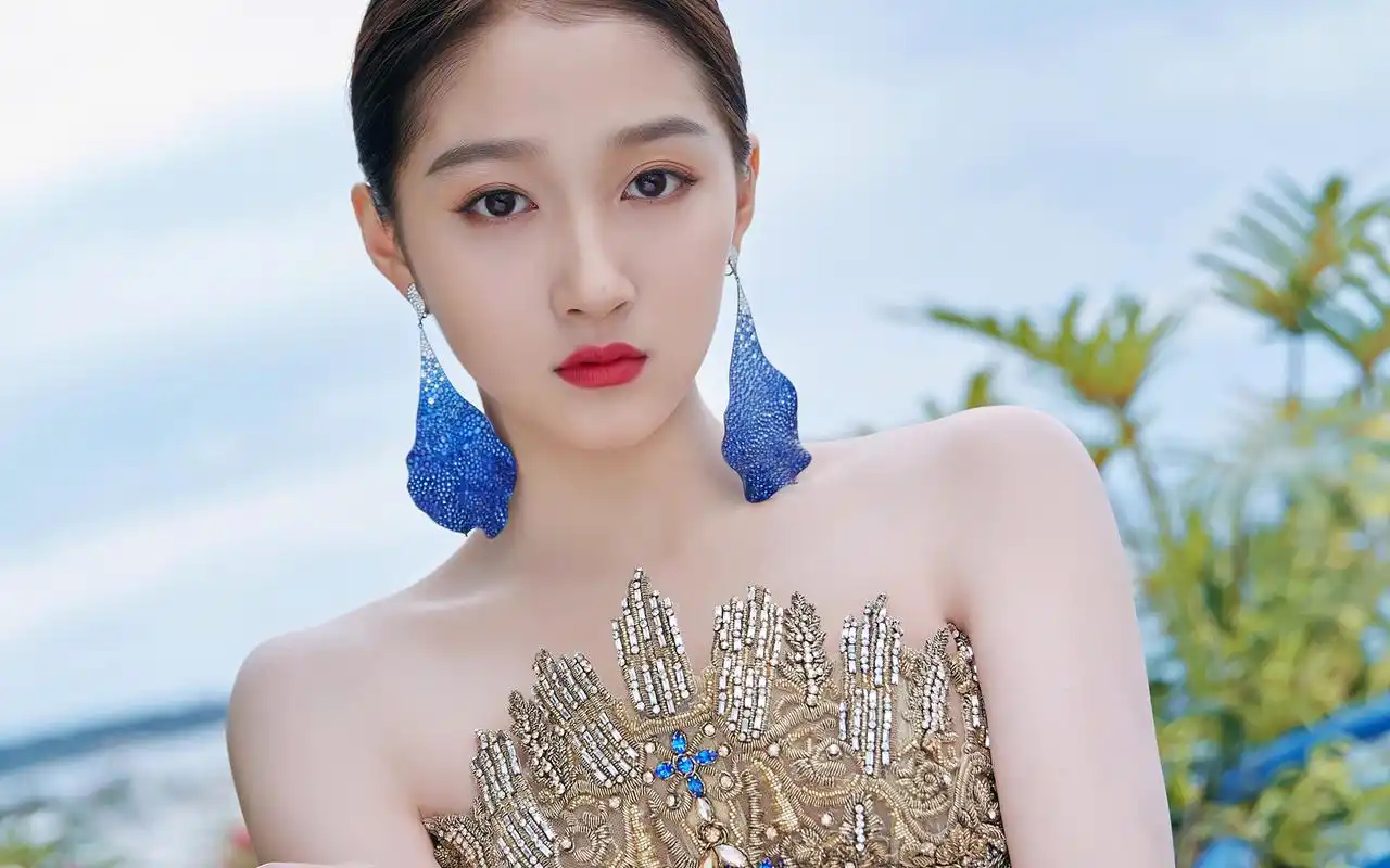 关晓彤飘逸灵动写真桌面壁纸,atelier versace 高定系列礼服,巴洛克