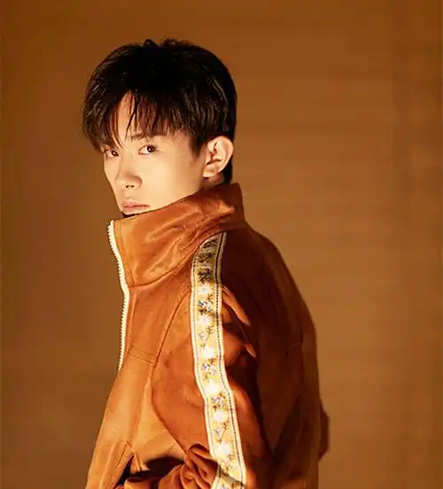 易烊千玺又要在节目上带娃了细心的他不会表达只默默做事