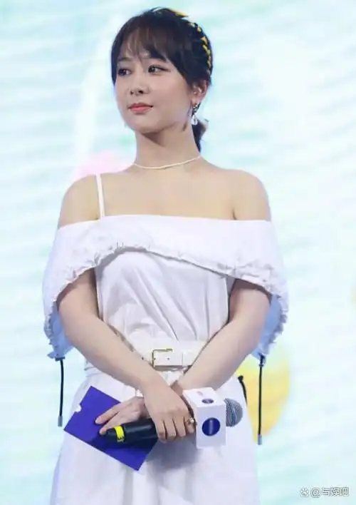 当杨紫与一群顶级大佬站在一起时,那种场面本身已足够引人注目,但更