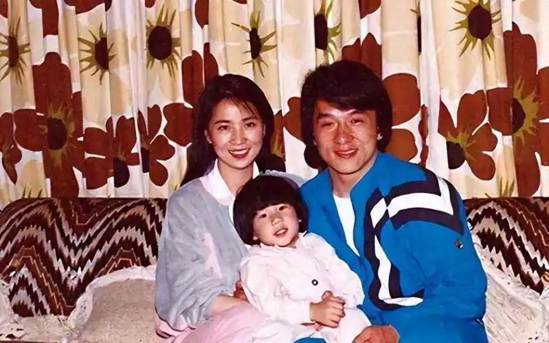 回顾成龙女儿吴卓林一生被嫌弃她的报复让成龙有苦难言