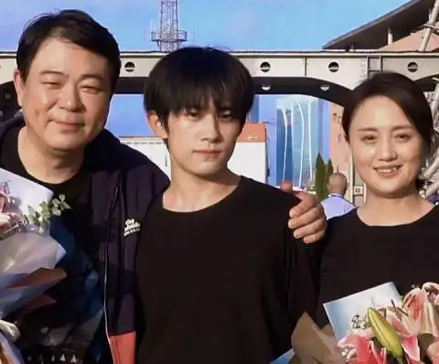 易烊千玺不舍"爸妈"离开,流泪撒娇,第一次见他哭得这么伤心