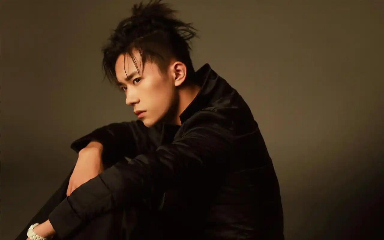 易烊千玺杂志照片高清电脑壁纸